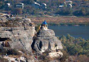 В Сахарне молодой человек упал со скалы