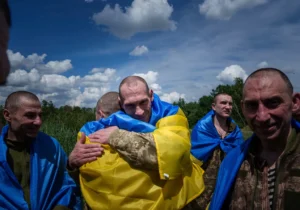 VIDEO Ucraina și Rusia au făcut schimb de prizonieri de război pentru prima dată din luna februarie