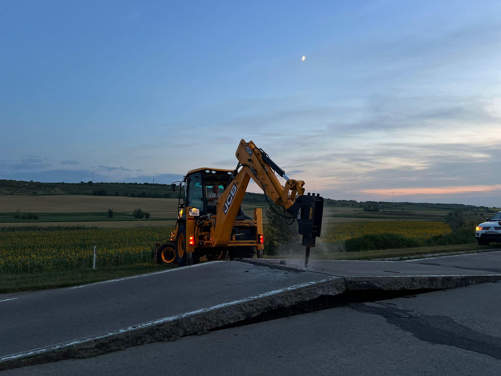 (FOTO) Temperaturile înalte provoacă pagube: o bucată de asfalt s-a ridicat pe traseul Bălți-Chișinău