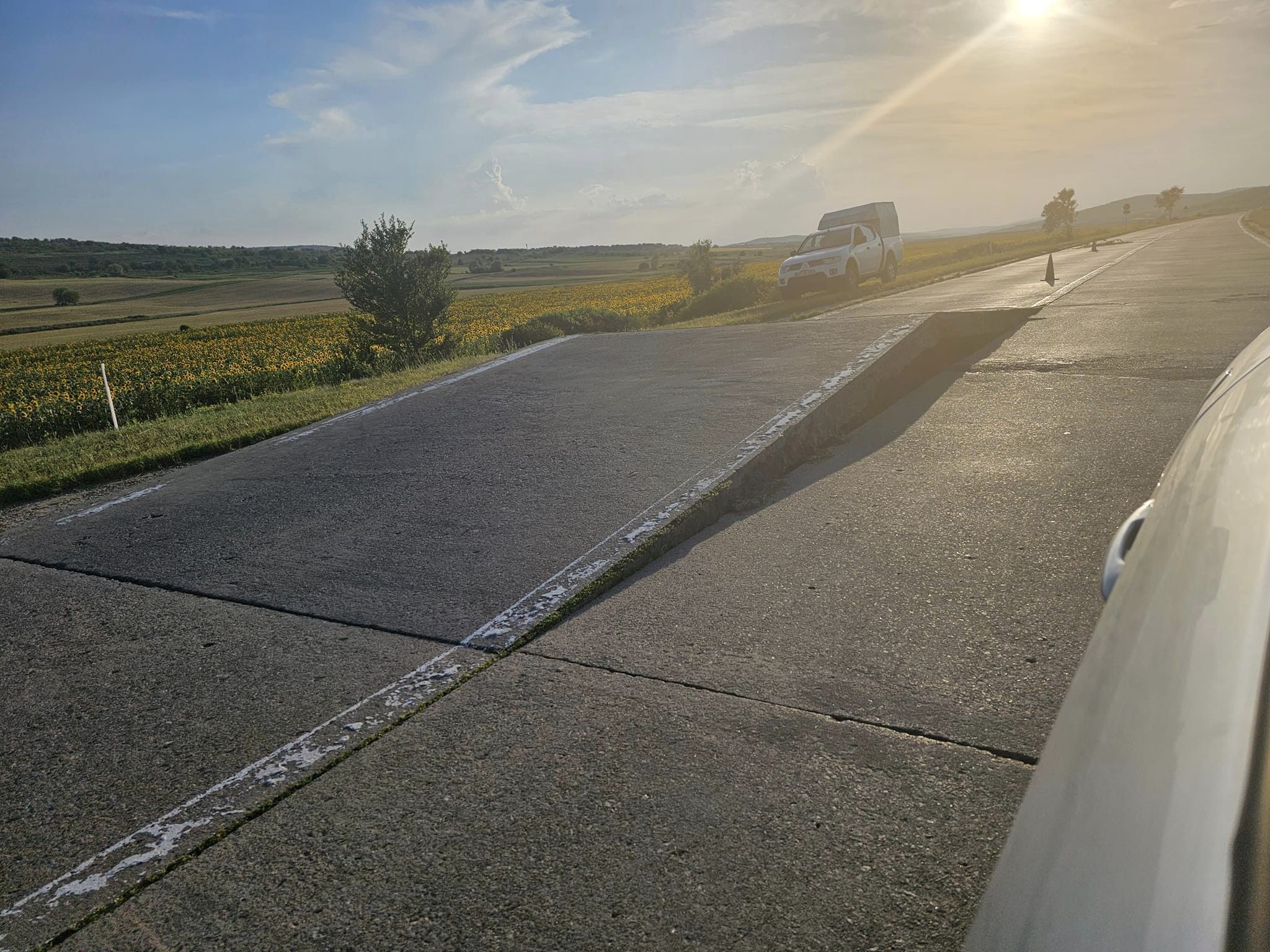 (FOTO) Temperaturile înalte provoacă pagube: o bucată de asfalt s-a ridicat pe traseul Bălți-Chișinău