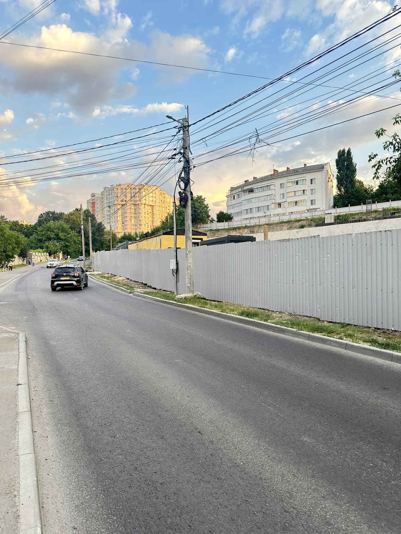 Iată gardul, nu e gardul. Pretura Centru a demontat a doua oară construcția din jurul unui șantier ilegal