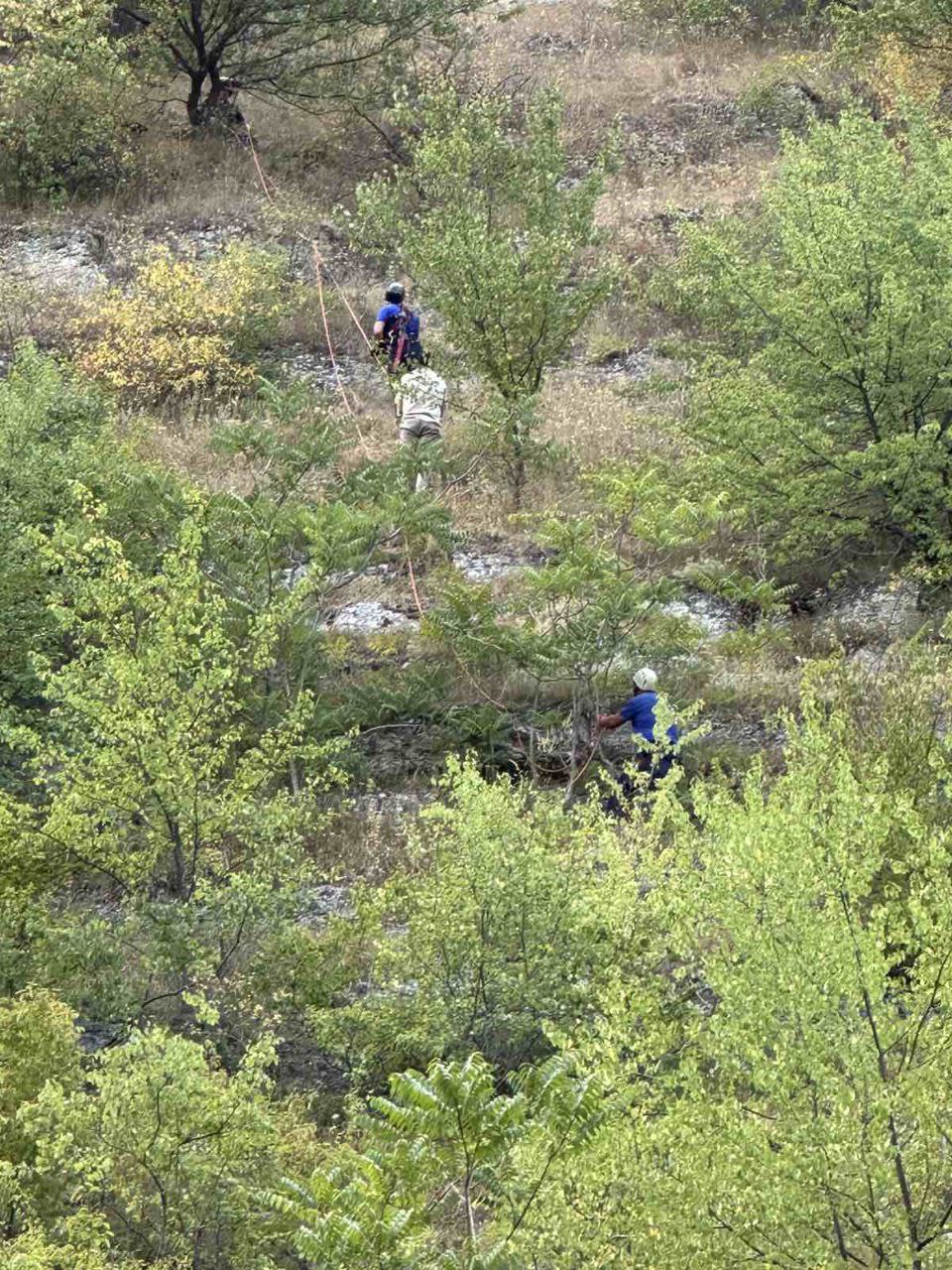 FOTO Blocat pe o stâncă din Butuceni: un bărbat, aflat la o înălțime de 100 de metri, a cerut ajutorul salvatorilor