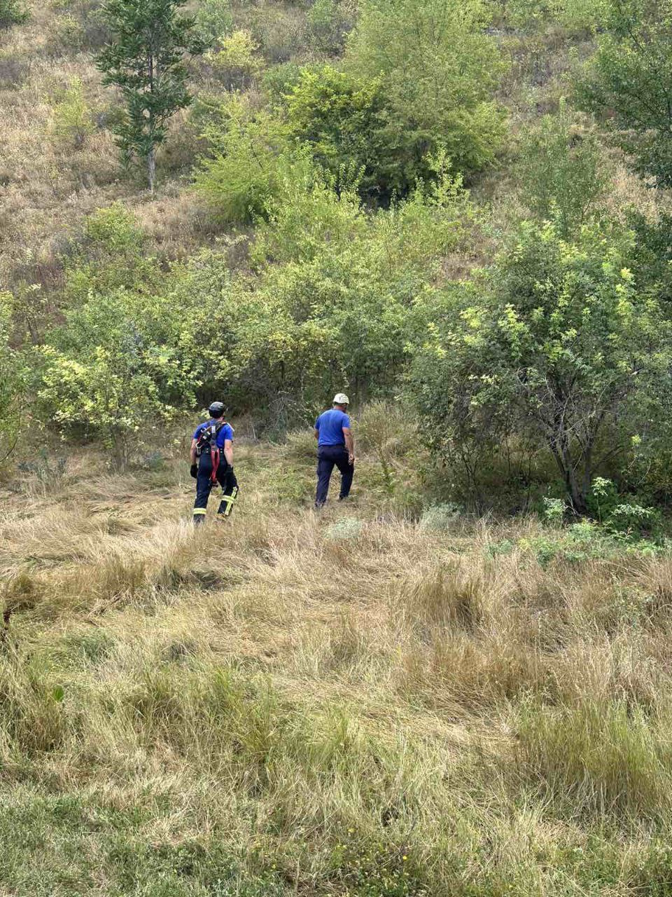 FOTO Blocat pe o stâncă din Butuceni: un bărbat, aflat la o înălțime de 100 de metri, a cerut ajutorul salvatorilor