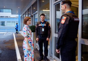 Maia Sandu s-a întâlnit la Paris cu carabinierii moldoveni care asigură ordinea publică în timpul Jocurilor Olimpice