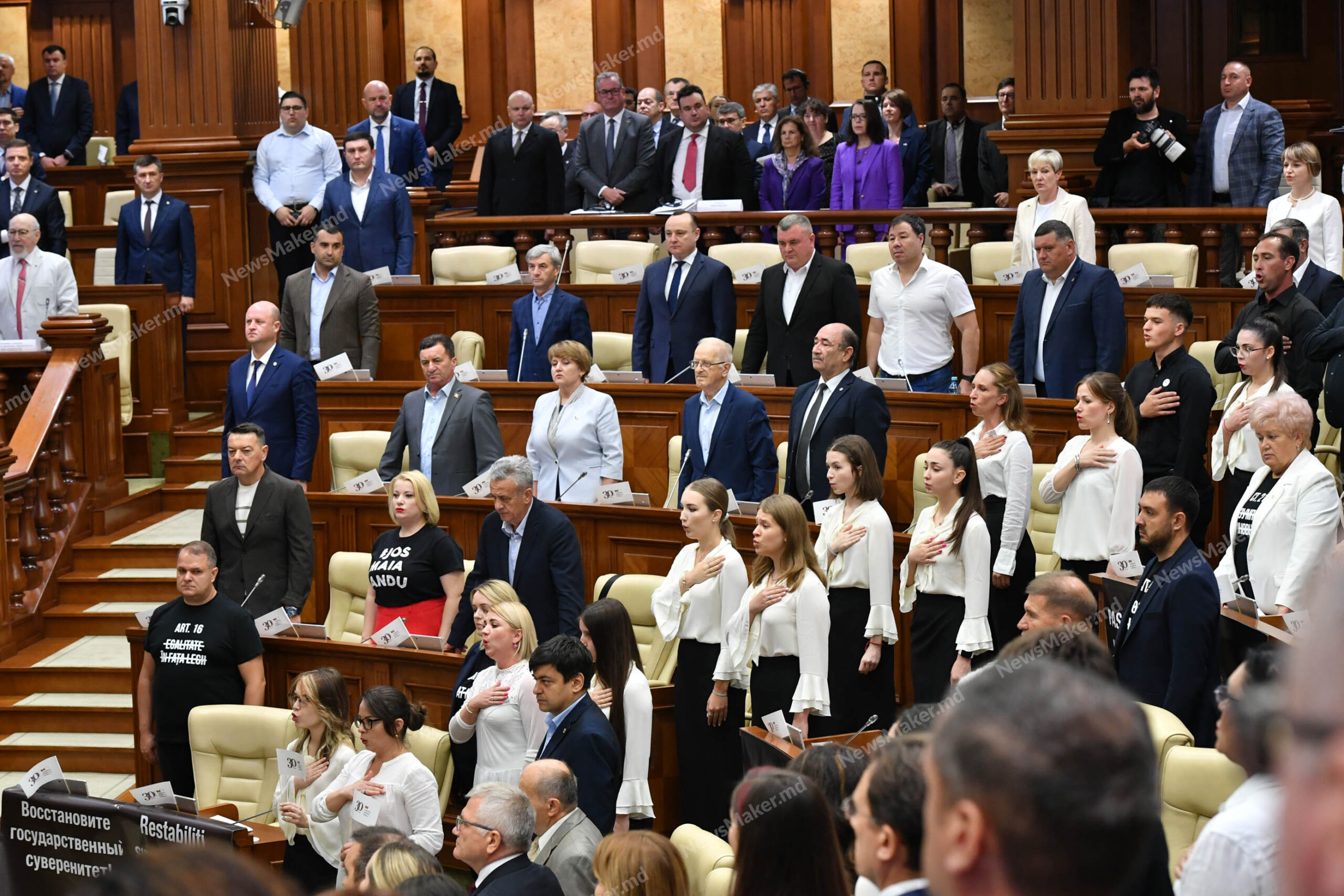 (ФОТО) Депутаты парламента собрались на торжественное заседание по случаю Дня Конституции. Оппозиция устроила протест