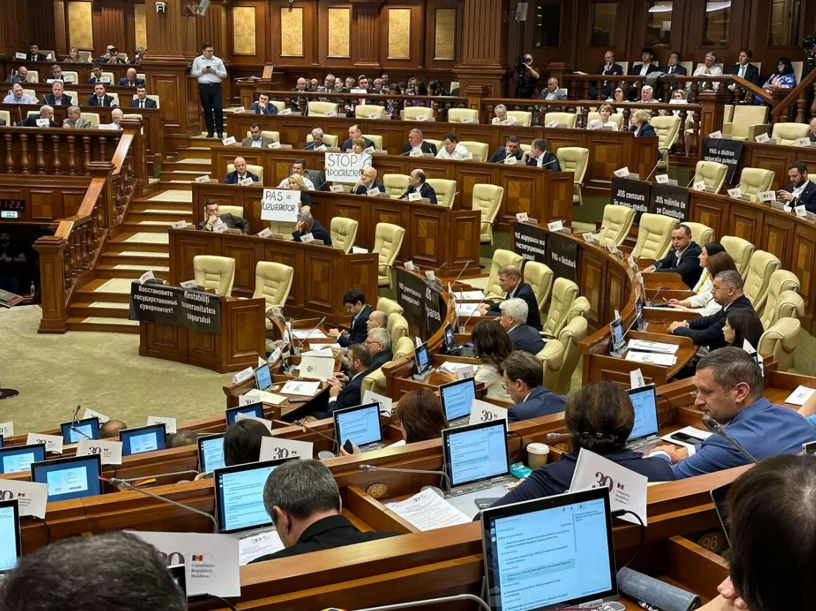 Ședință solemnă a Parlamentului, dedicată Zilei Constituției. Opoziția a organizat un protest