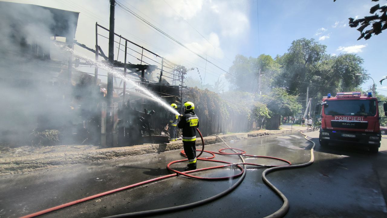 (ФОТО) Крупный пожар в центре Кишинева. На место прибыли 5 пожарных расчетов