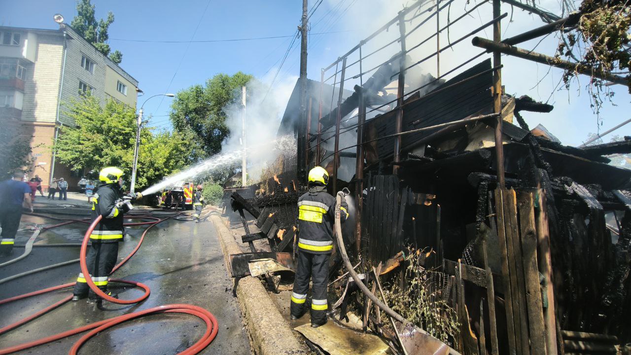 (ФОТО) Крупный пожар в центре Кишинева. На место прибыли 5 пожарных расчетов