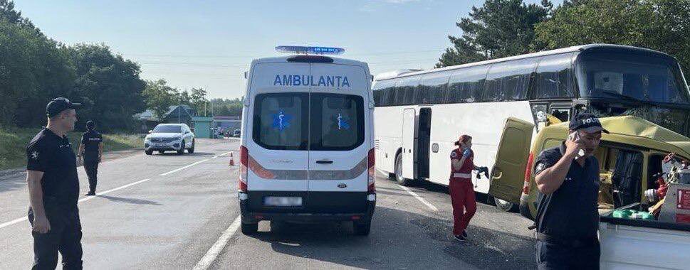 (ФОТО) Авария в Рышканском районе. Автомобиль столкнулся с автобусом, следовавшим из Кишинева в Киев