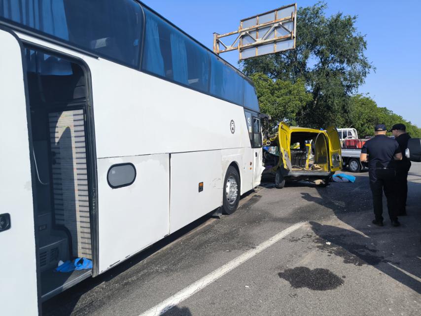 (ФОТО) Авария в Рышканском районе. Автомобиль столкнулся с автобусом, следовавшим из Кишинева в Киев