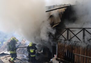 (ФОТО) В Кодру загорелась сухая трава. Огонь перекинулся на близлежащие дома