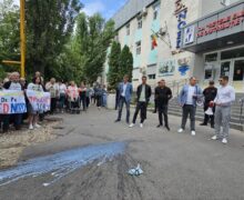 (ФОТО, ВИДЕО) В Бельцах организовали протест против продажи предприятия RED Nord. Дрон сбросил на протестующих «пакет с белой жидкостью»