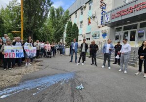 (ФОТО, ВИДЕО) В Бельцах организовали протест против продажи предприятия RED Nord. Дрон сбросил на протестующих «пакет с белой жидкостью»
