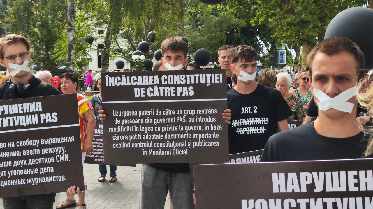 Ședință solemnă a Parlamentului, dedicată Zilei Constituției. Opoziția a organizat un protest