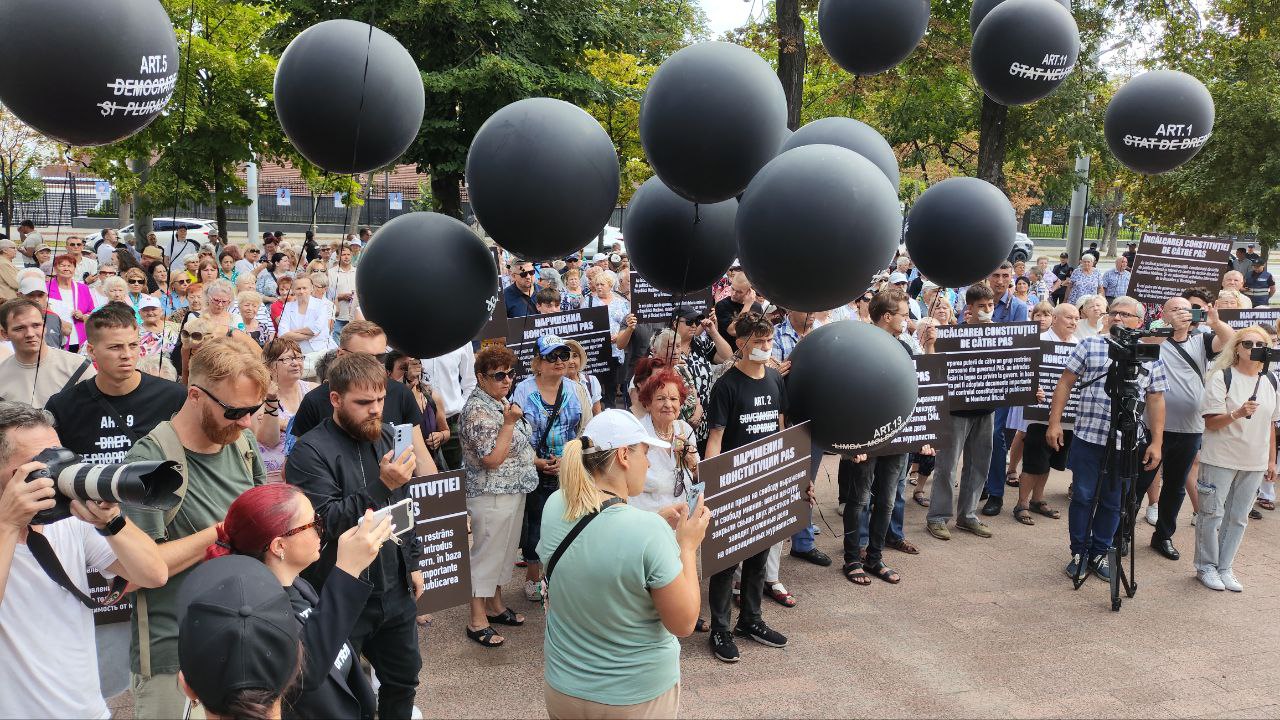 Ședință solemnă a Parlamentului, dedicată Zilei Constituției. Opoziția a organizat un protest