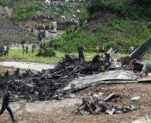 Un avion cu 19 oameni la bord s-a prăbușit în capitala Nepalului: efectua un zbor de testare (VIDEO)