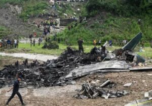 Un avion cu 19 oameni la bord s-a prăbușit în capitala Nepalului: efectua un zbor de testare (VIDEO)
