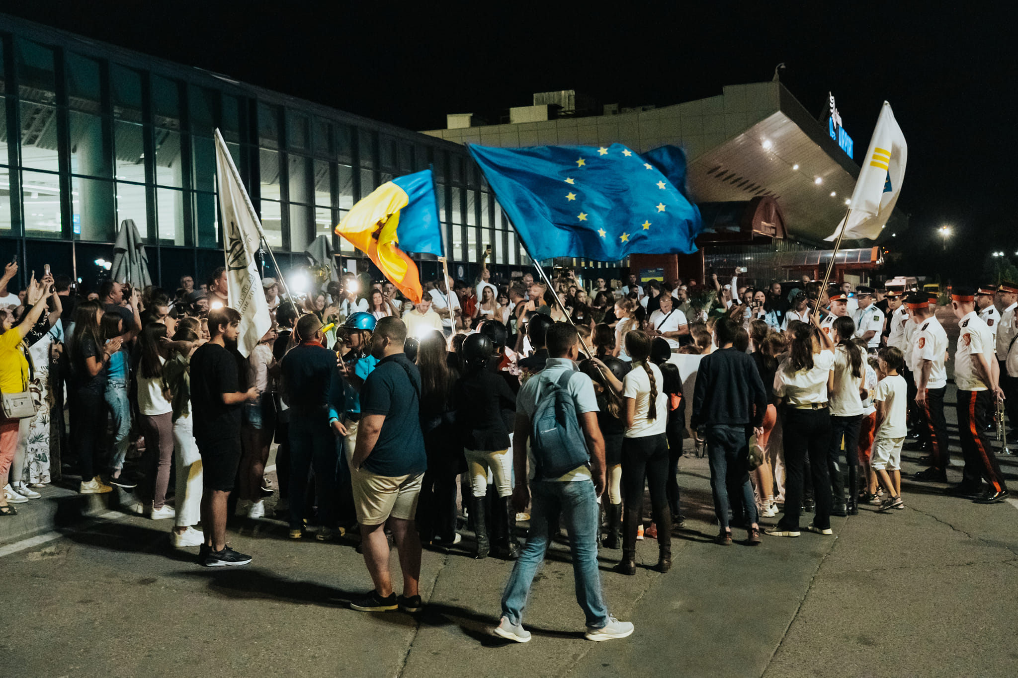 „Ai noștri au revenit acasă”. Cum au fost întâmpinați Denis Vieru și Adil Osmanov la Aeroportul din Chișinău FOTO/VIDEO