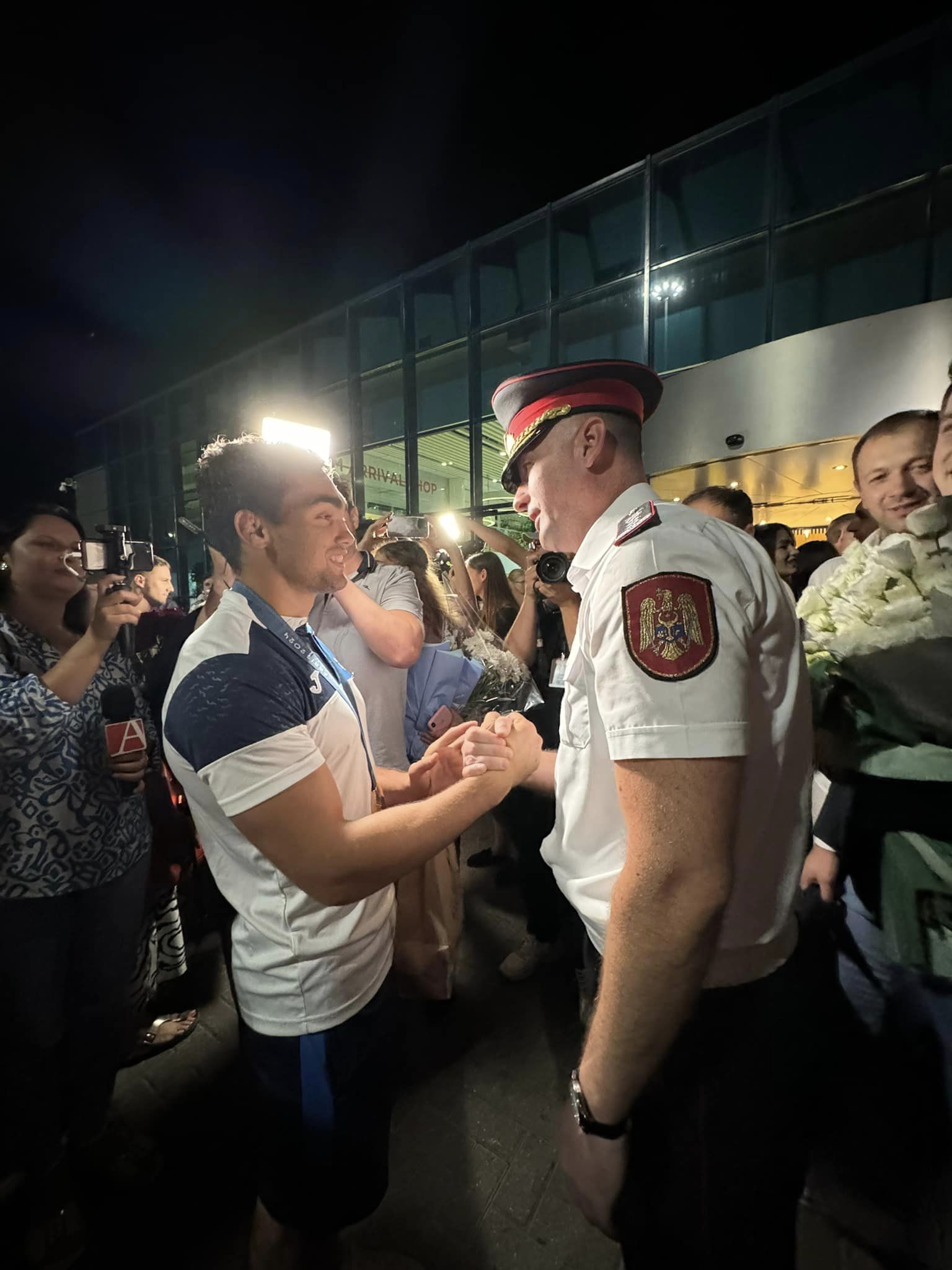 „Ai noștri au revenit acasă”. Cum au fost întâmpinați Denis Vieru și Adil Osmanov la Aeroportul din Chișinău FOTO/VIDEO