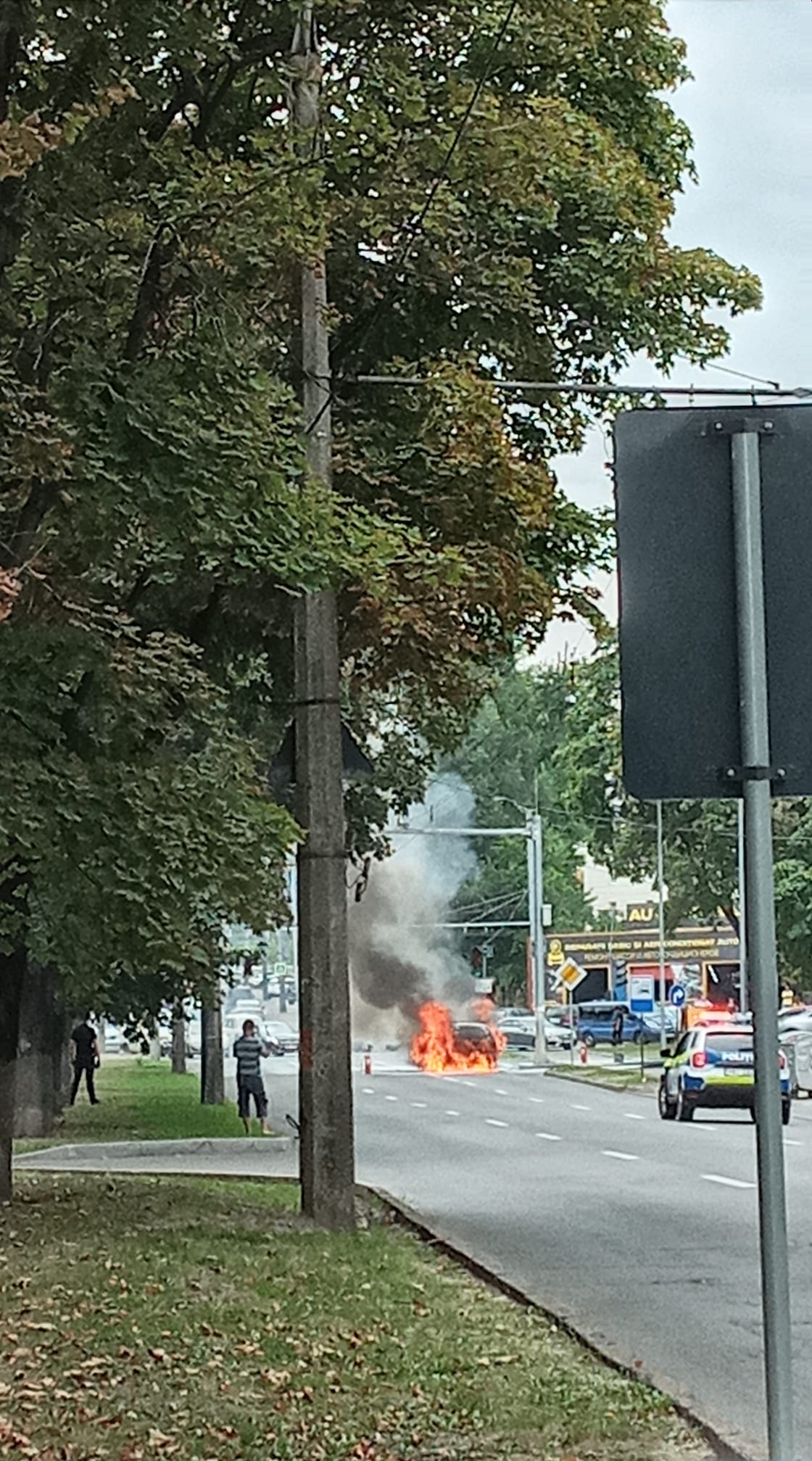 (ВИДЕО) В Кишиневе возле заправки сгорел автомобиль