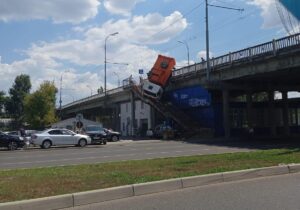 (ФОТО, ВИДЕО) В Кишиневе мусоровоз вылетел с моста на улице Измаил (UPD)