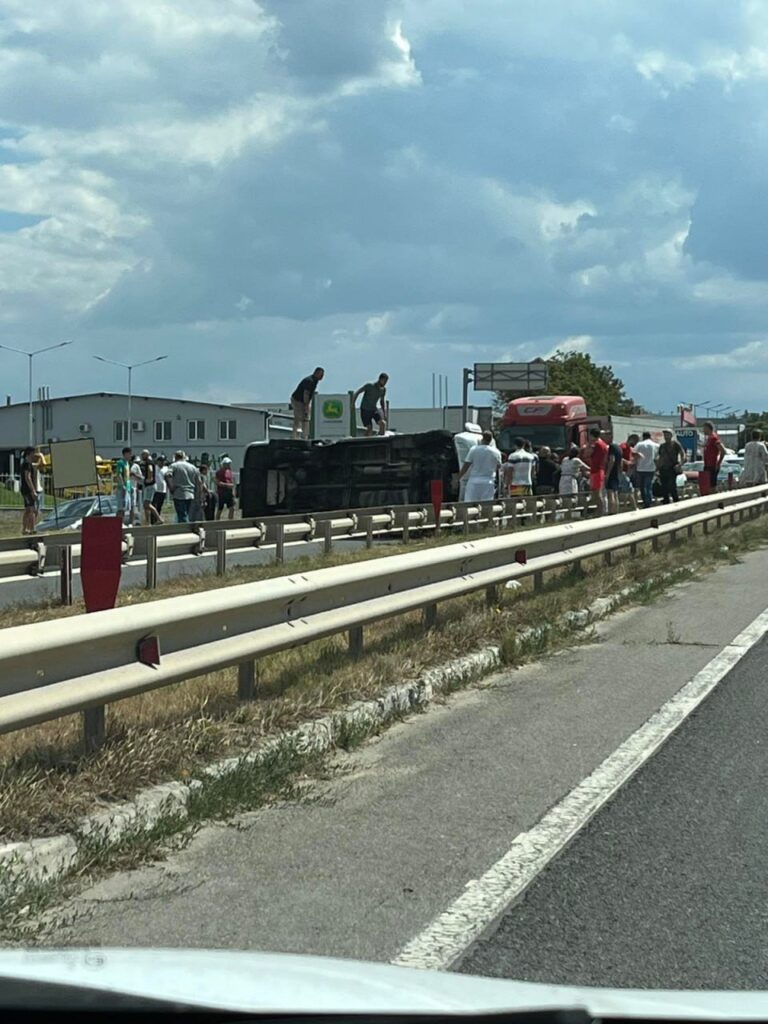 Microbuz răsturnat pe traseul Stăuceni, Chișinău.