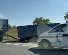 (ВИДЕО) В Резинском районе легковой автомобиль врезался в грузовик, пытаясь его обогнать