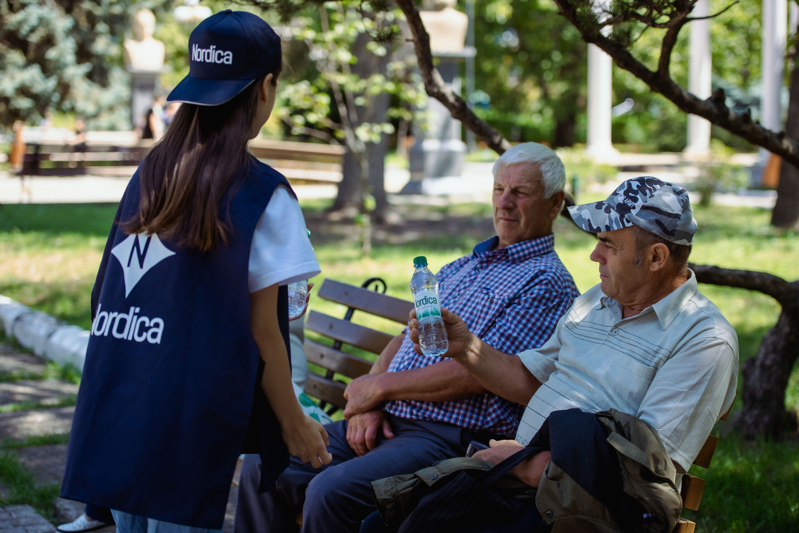 Campania „Apă rece de la natură”: peste 40 mii de sticle de apă vor fi distribuite gratuit în toată țara în zilele de arșiță