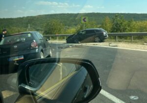 (ВИДЕО) В Оргеевском районе произошло лобовое столкновение двух легковых автомобилей. Четыре человека пострадали