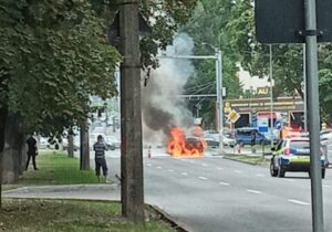 (ВИДЕО) В Кишиневе возле заправки сгорел автомобиль