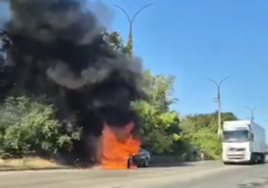 (ВИДЕО) В Кишиневе прямо на дороге загорелся автомобиль