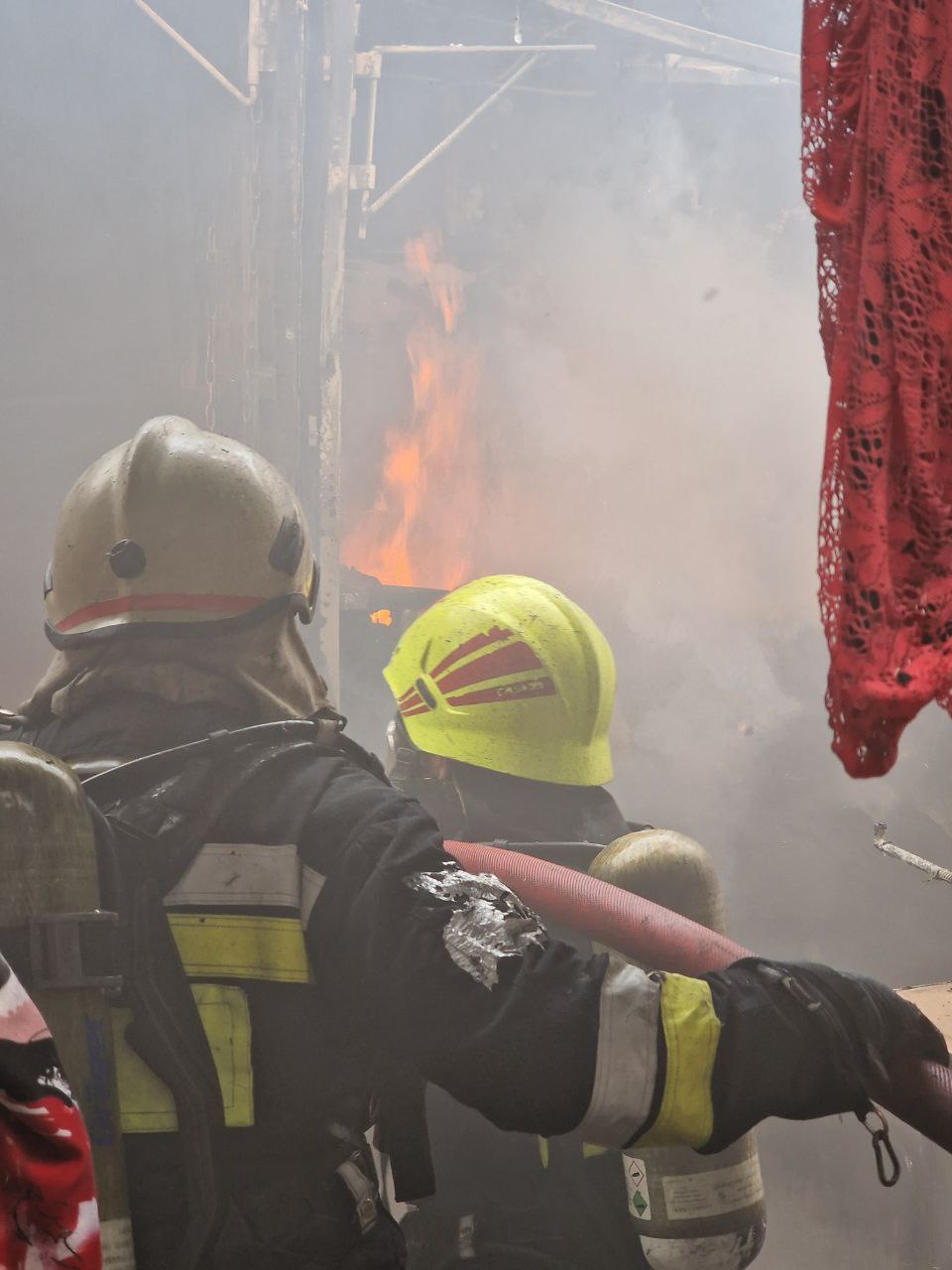 Peste 20 de buticuri cu haine ard în piața centrală din orașul Bălți. A fost declarat nivel sporit de intervenție