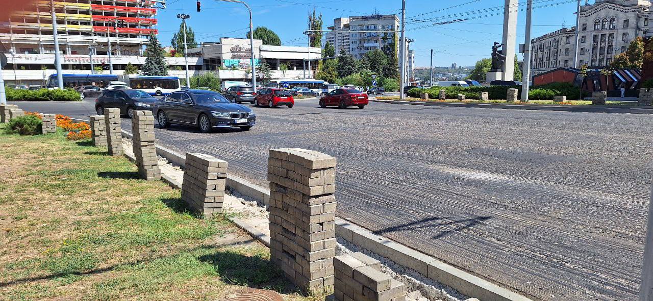 (FOTO) Strada Ciuflea din Chișinău este renovată. Ce lucrări se execută