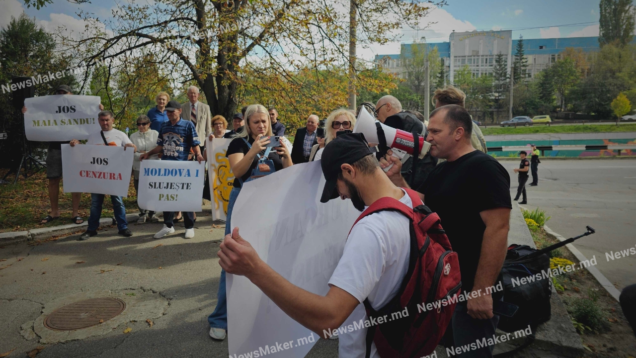 (FOTO/VIDEO) Comuniștii au protestat la Teleradio-Moldova: vor depune o plângere la Procuratură. Precizările TRM 