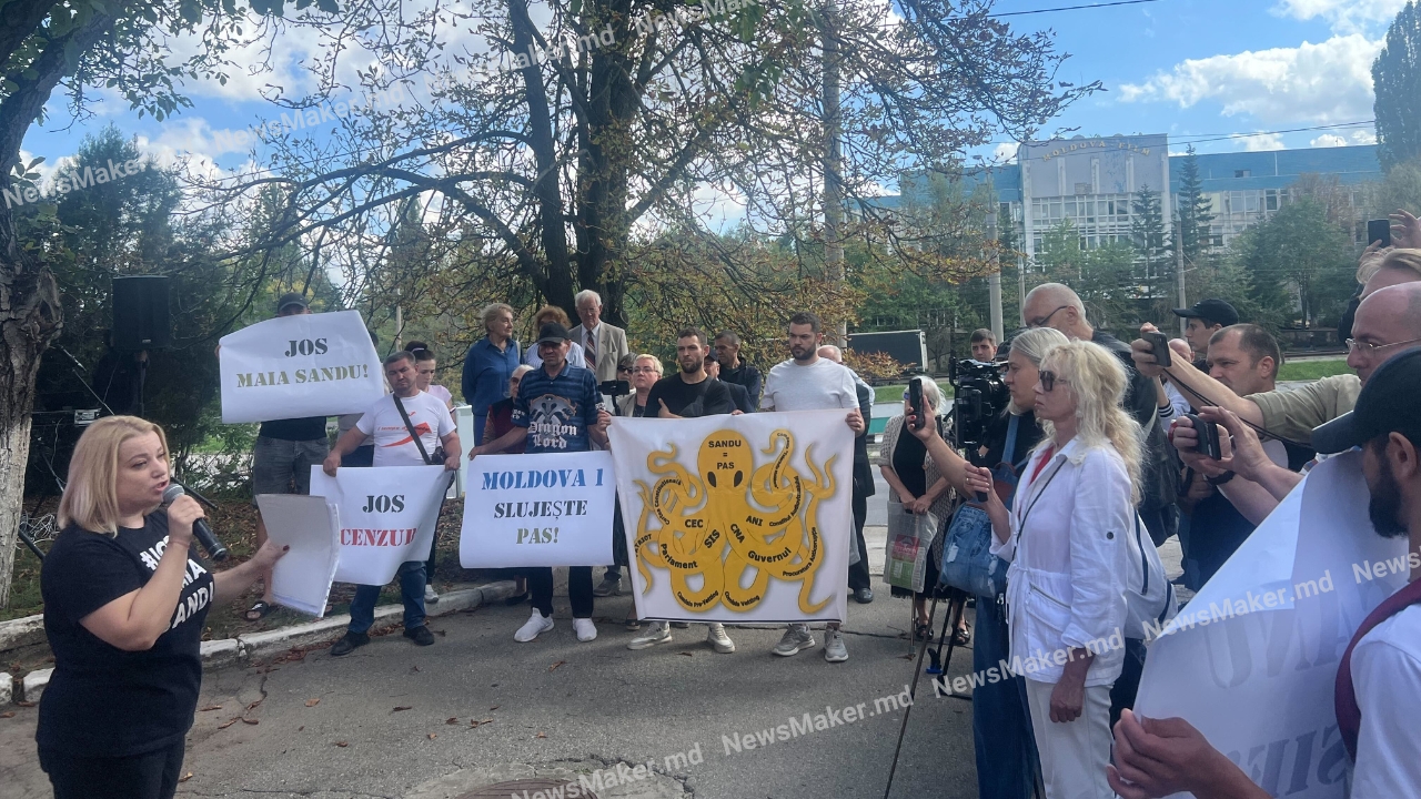 (FOTO/VIDEO) Comuniștii au protestat la Teleradio-Moldova: vor depune o plângere la Procuratură. Precizările TRM 