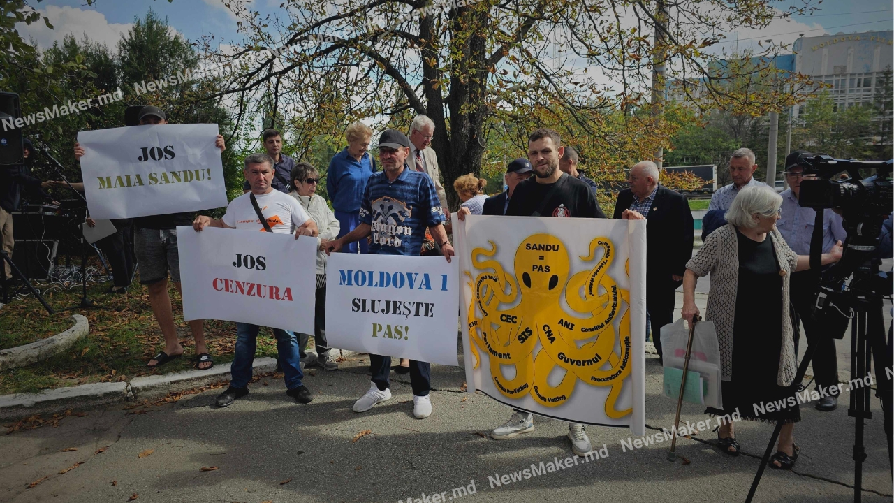 (FOTO/VIDEO) Comuniștii au protestat la Teleradio-Moldova: vor depune o plângere la Procuratură. Precizările TRM 