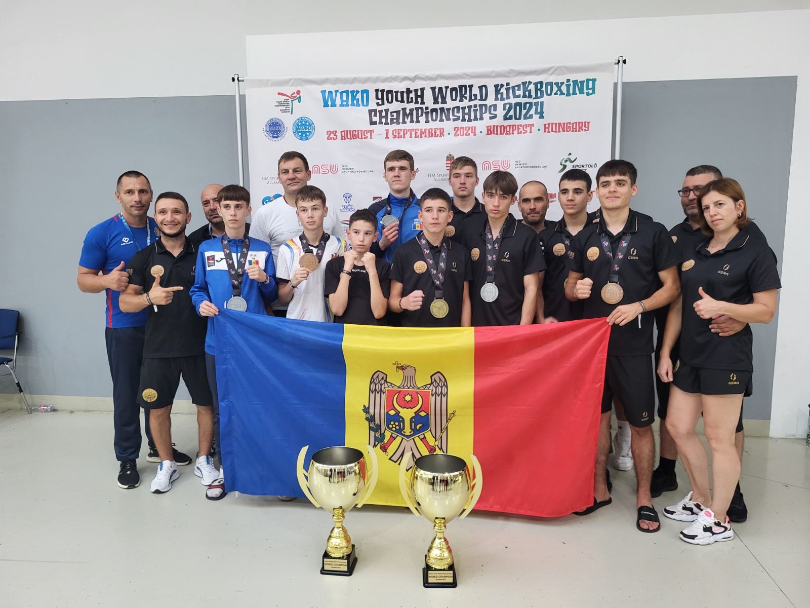 Aur, argint și bronz. Sportivii moldoveni, luptători de kickboxing oriental, au obținut 18 medalii în Ungaria 