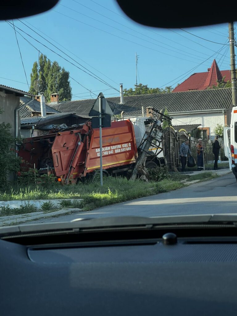 (ФОТО) В Кишиневе мусоровоз врезался в столб