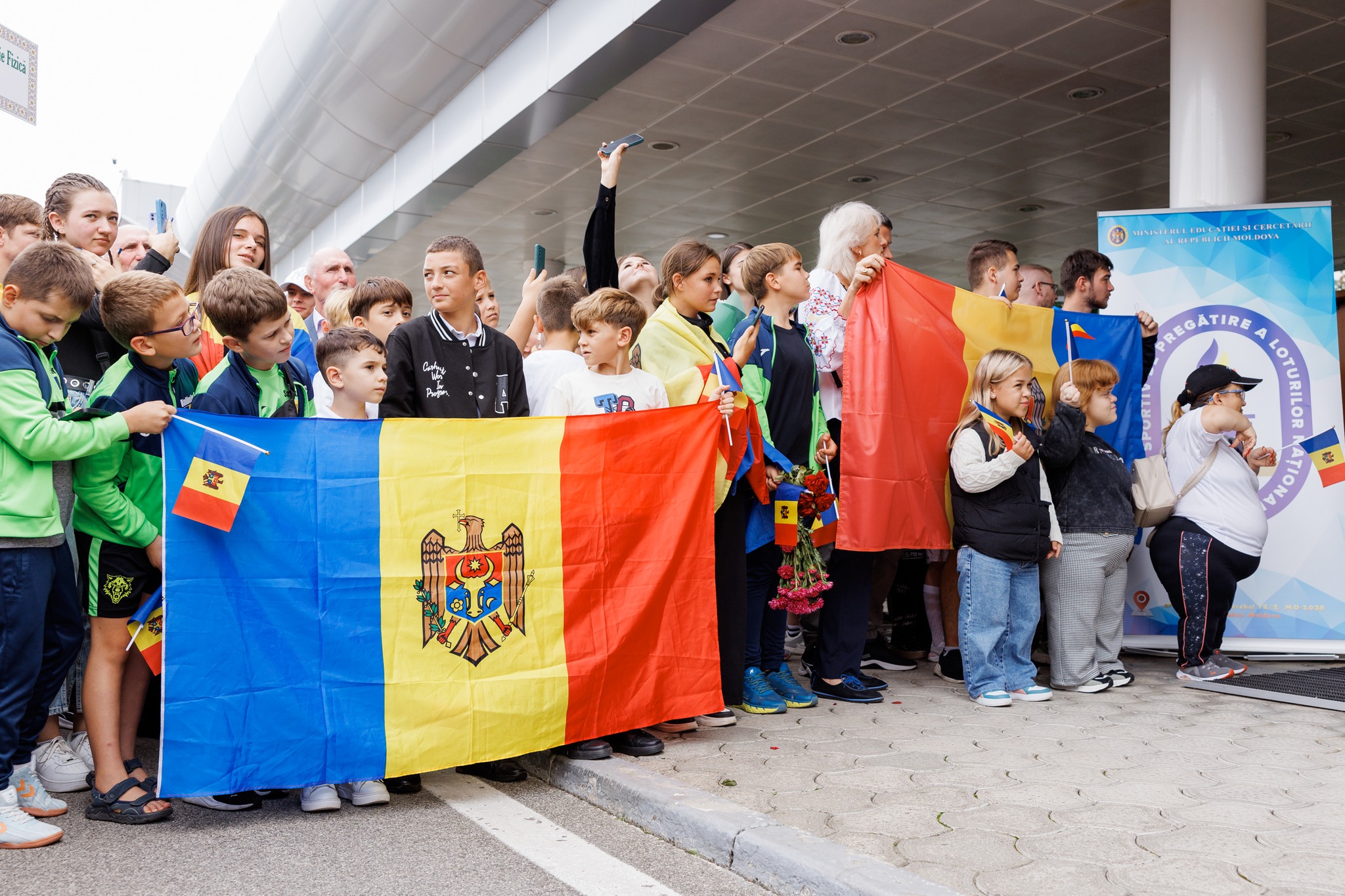 „Am simțit sprijinul țării noastre”. Sportivii paralimpici, întâmpinați la aeroportul Chișinău de Maia Sandu și miniștri (VIDEO)