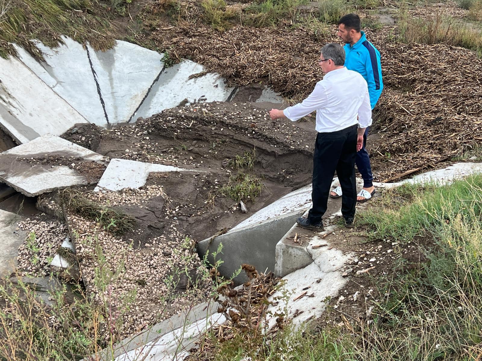 Clădiri avariate, poduri distruse și afaceri înnămolite: ce au găsit Grosu, Recean și Efros la Strășeni și Leova FOTO