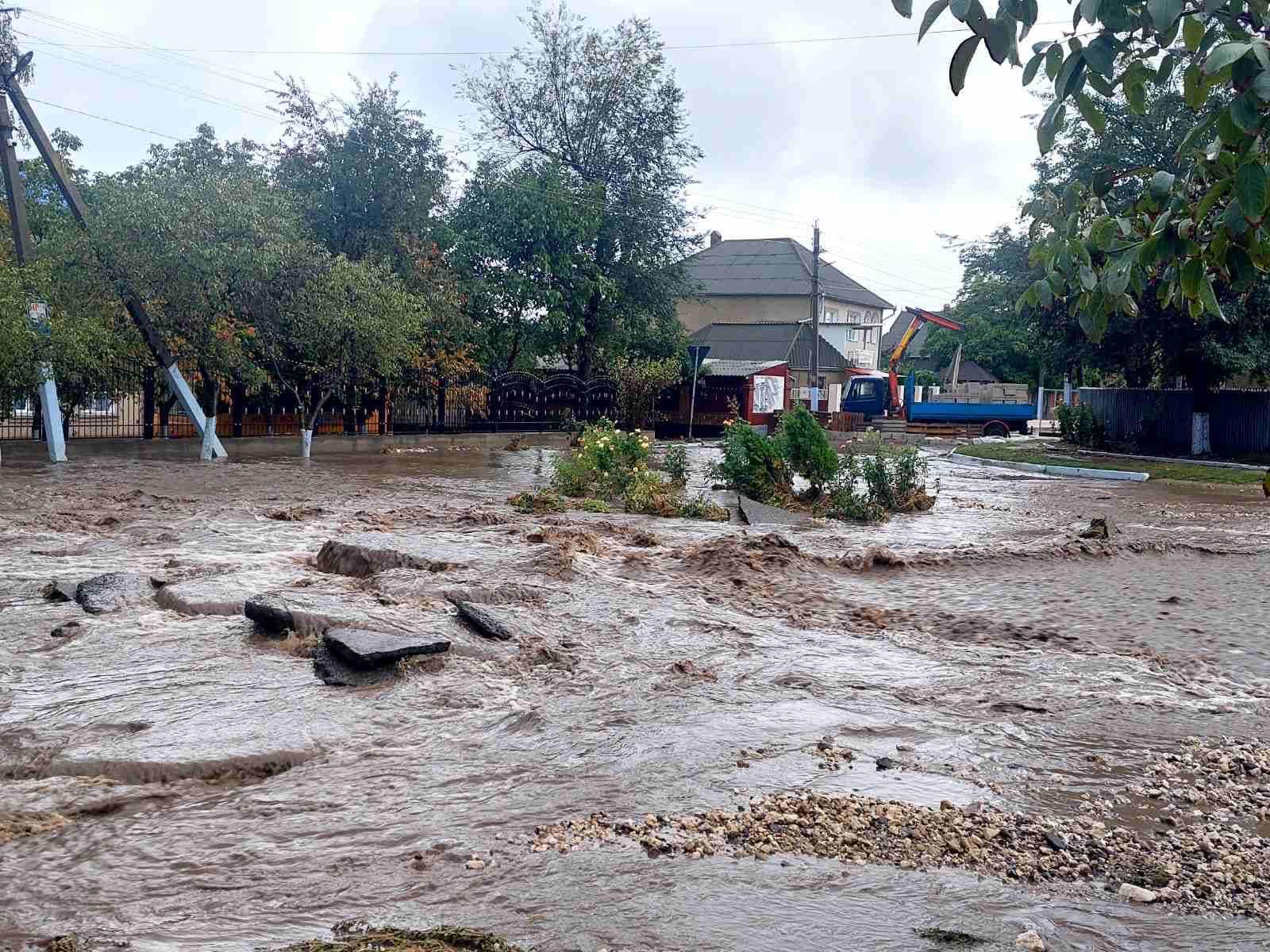 Clădiri avariate, poduri distruse și afaceri înnămolite: ce au găsit Grosu, Recean și Efros la Strășeni și Leova FOTO