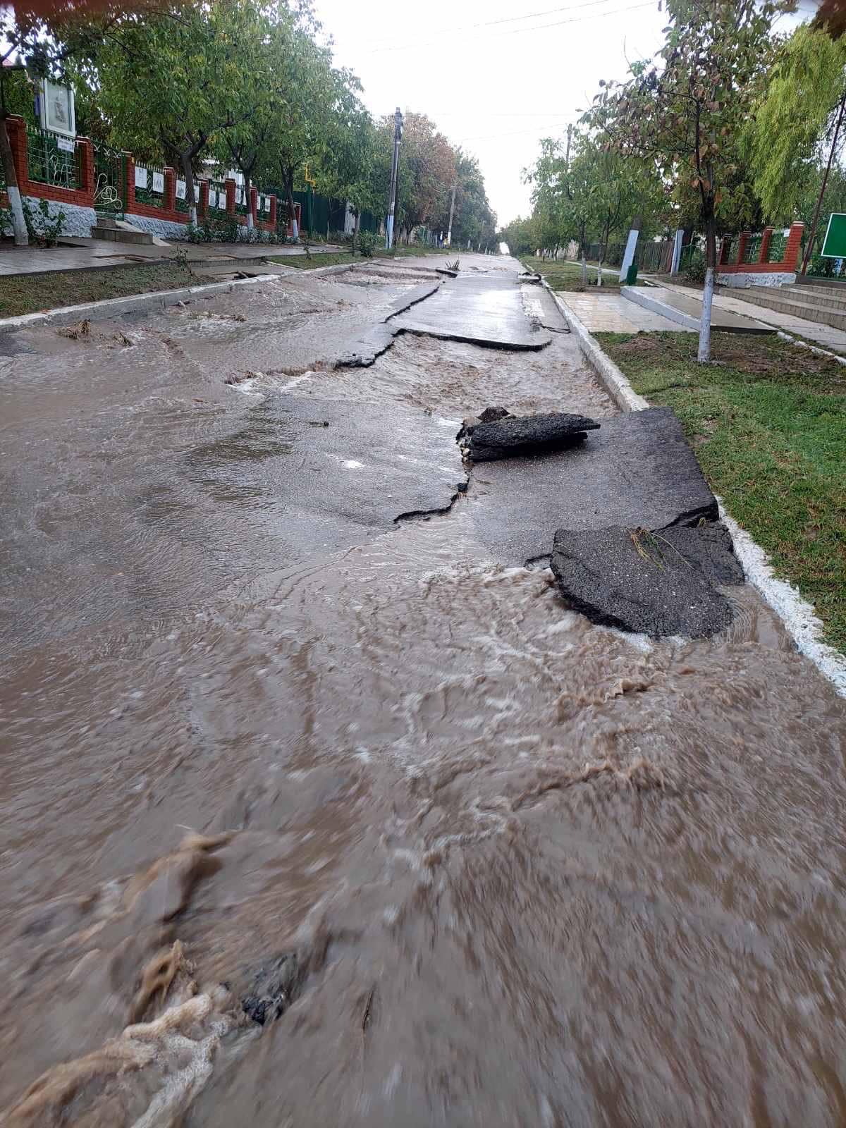 Clădiri avariate, poduri distruse și afaceri înnămolite: ce au găsit Grosu, Recean și Efros la Strășeni și Leova FOTO