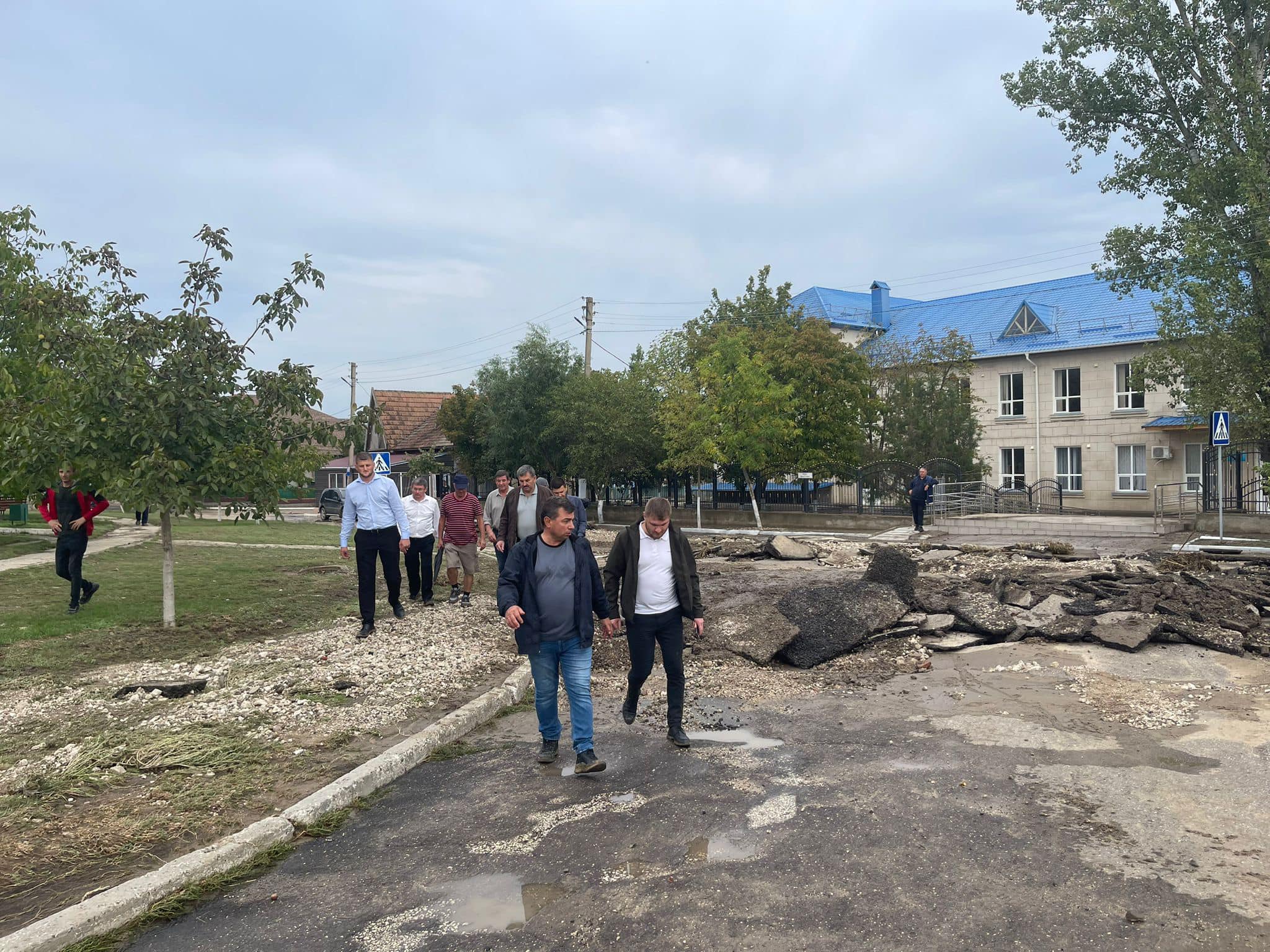 Clădiri avariate, poduri distruse și afaceri înnămolite: ce au găsit Grosu, Recean și Efros la Strășeni și Leova FOTO