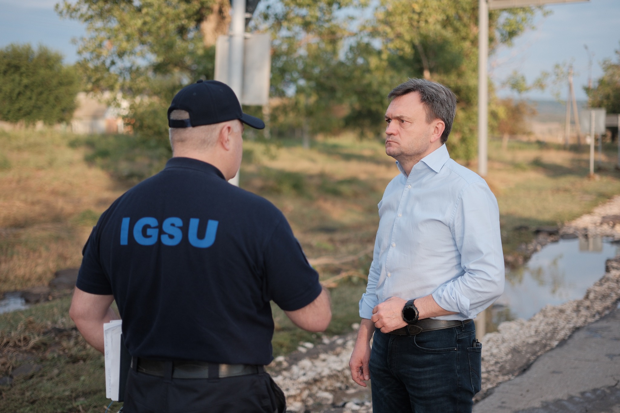 Clădiri avariate, poduri distruse și afaceri înnămolite: ce au găsit Grosu, Recean și Efros la Strășeni și Leova FOTO