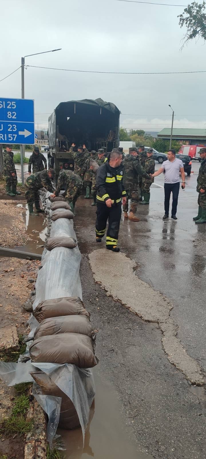 Clădiri avariate, poduri distruse și afaceri înnămolite: ce au găsit Grosu, Recean și Efros la Strășeni și Leova FOTO