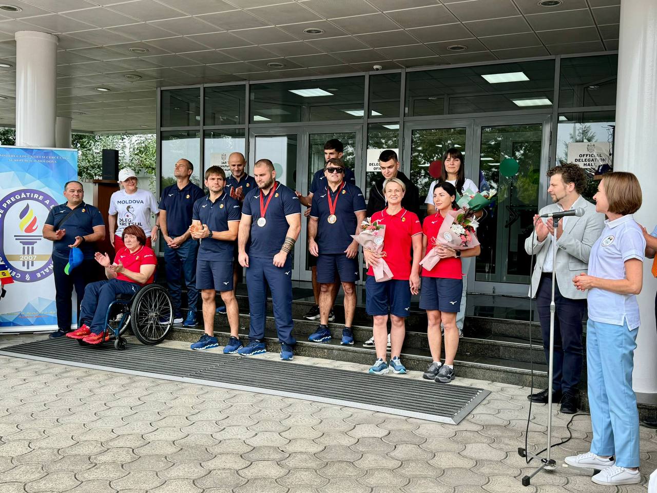 „Am simțit sprijinul țării noastre”. Sportivii paralimpici, întâmpinați la aeroportul Chișinău de Maia Sandu și miniștri (VIDEO)