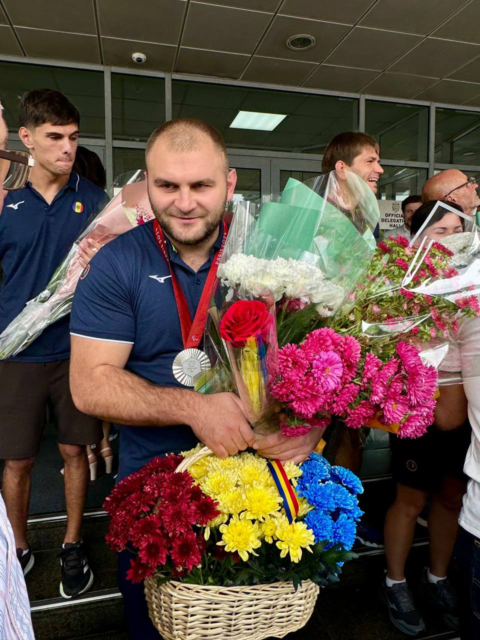 „Am simțit sprijinul țării noastre”. Sportivii paralimpici, întâmpinați la aeroportul Chișinău de Maia Sandu și miniștri (VIDEO)