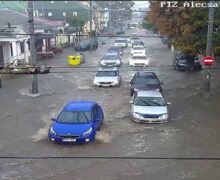 Mai multe persoane din Chișinău luate de apă pe străzile din capitală (VIDEO)