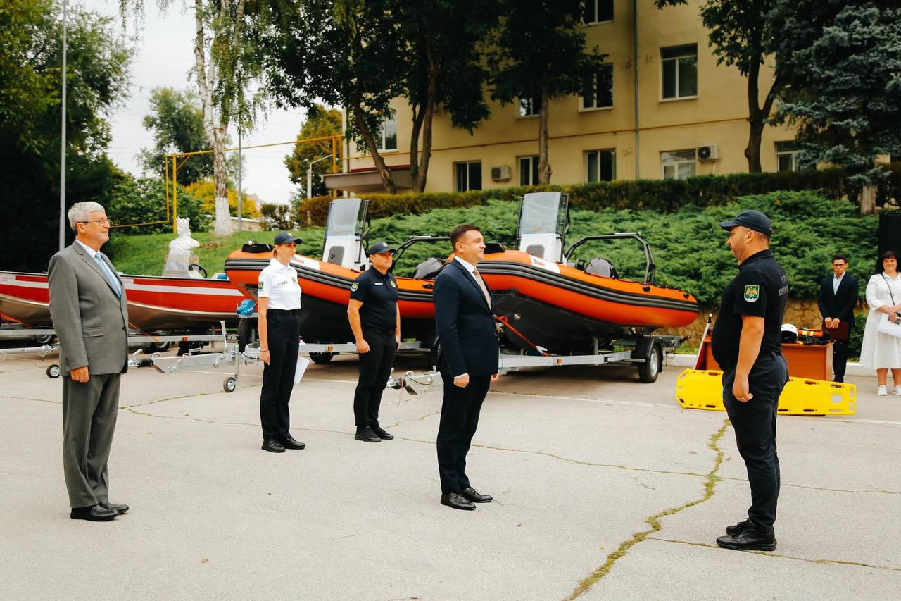 (ФОТО) Правительство Чехии подарило молдавским спасателям и пограничникам партию оборудования для работы на воде