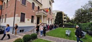 Prezență masivă la vot în diaspora: Peste 100.000 de moldoveni și cozi de sute de persoane la secțiile de votare (FOTO)